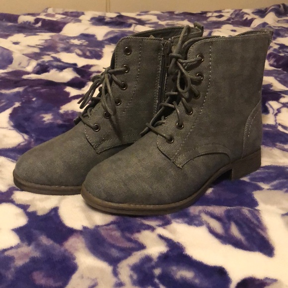 Size 4 boots (never been worn) - Picture 1 of 1